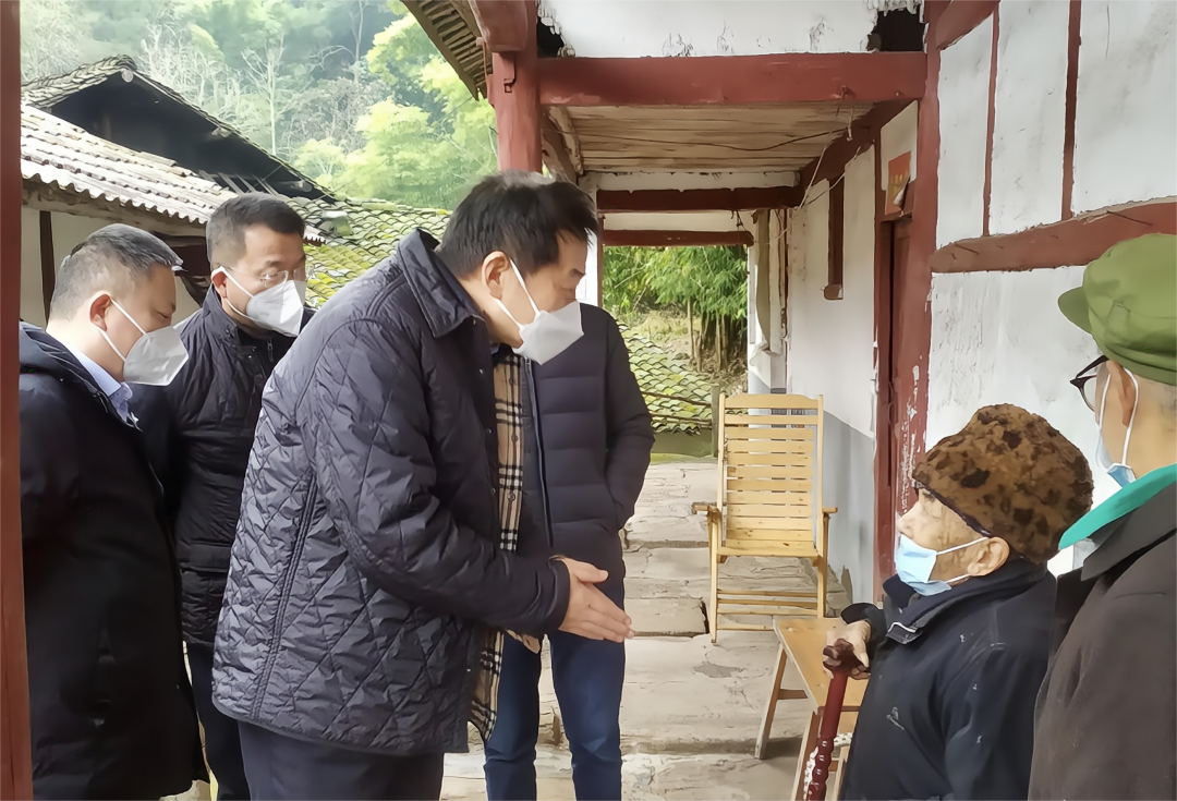 四川省人生就是博集团党委书记、董事长任丁率队赴嘉陵区开展帮扶工作